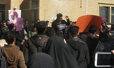 تجمع دانشجويان دانشگاه بين المللی قزوين: اسيدپاشان آزادانه ميگردند و فعالان مدنی بازداشت می شوند