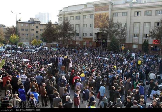 در پی فوت «مرتضی پاشایی» خواننده محبوب ایرانی، تجمعات خودجوشی در سراسر کشور از سوی هواداران وی برگزار شد که در بعضی موارد با درگیری و بازداشت شهروندان توسط نیروی انتظامی همراه شد
