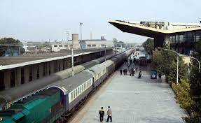 19:37 - رسیدن نخستین قطار از ترکمنستان به ایران