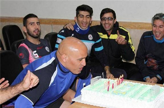 تصویری: کیک مالی صورت و کله علیرضا منصوریان در جشن تولدش