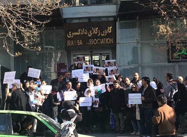 تجمع پیروان عرفان حلقه در مقابل زندان اوین و کانون وکلای دادگستری + عکس