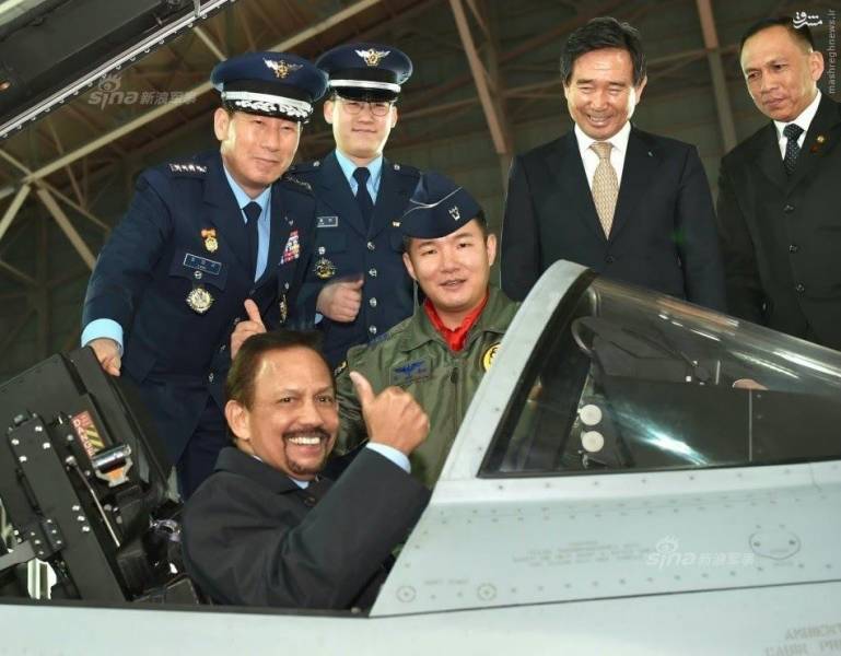 سلطان در کابین جنگنده کره‎ای/عکس