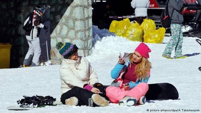 تصاویر آژانس عکس اروپا از اسکی دختران و پسران در توچال