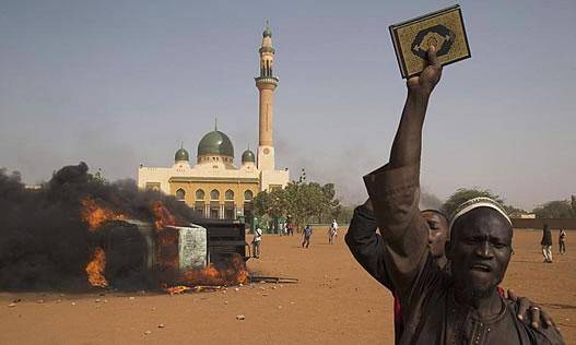 معترضان به «شارلی ابدو» ۴۵ کلیسا را در نیجر به آتش کشیده‌اند