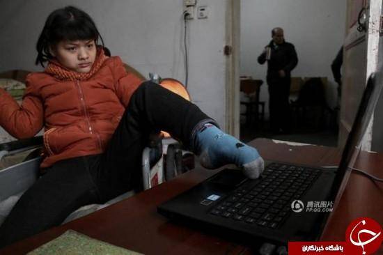 رمان‌نویسی کودک معلول با یک پا/تصاویر