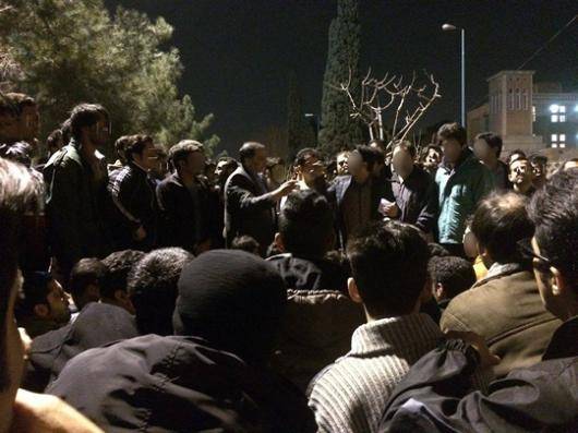 دانشجویان کوی دانشگاه تهران شب گذشته با تجمع درکوی دانشگاه خواستار رسیدگی مسئولان دانشگاه به مطالبات صنفی خود شدند