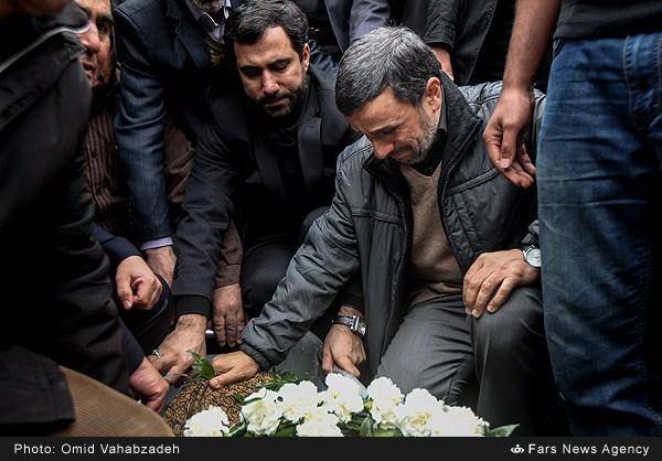 بغض احمدی نژاد در وداع با مادر/عکس
