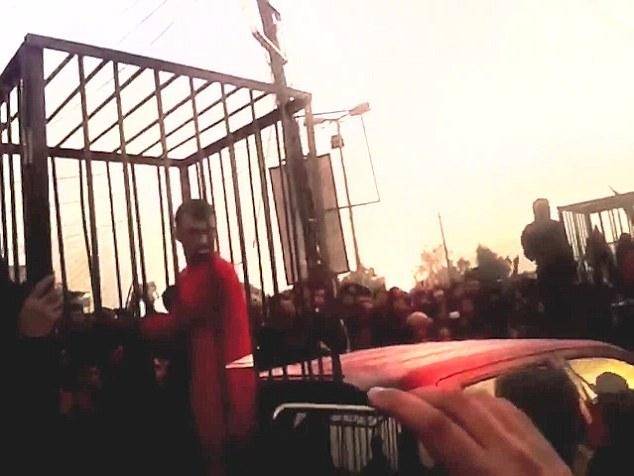 گروگان‌های داعش در قفس‌/تصاویر