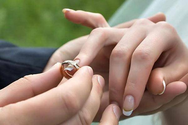 افزایش تسهیلات ازدواج به شرط خرید کالای ایرانی/ عمده مشکل جوانان برای ازدواج، "مسکن" یا "کالا"؟