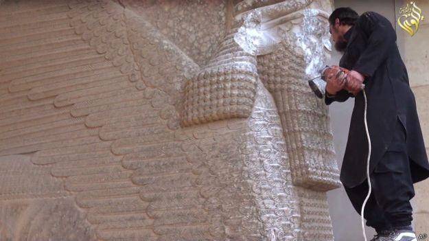 گروه داعش 'آثار باستانی عراق در موزه موصل' را تخریب کرد + عکس و فیلم