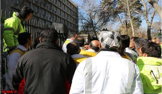 کارگران &laquo;عرف ایران&raquo; مقابل شورای شهر تهران تجمع کردند + عکس