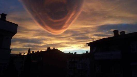 ظهور ابر عجیب در آسمان ترکیه/عکس