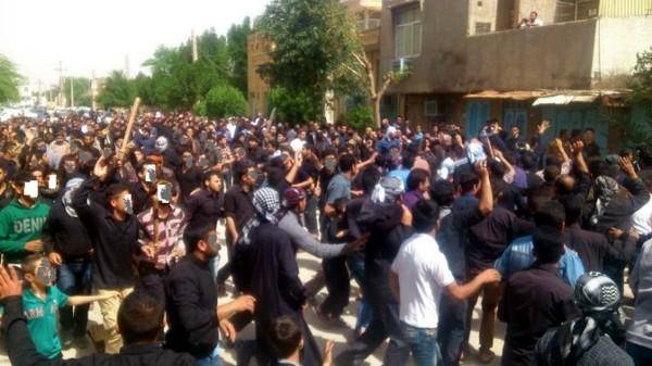 تظاهرات اعتراضی مردم خشمگین در روز خاکسپاری یونس عساکره در خرمشهر