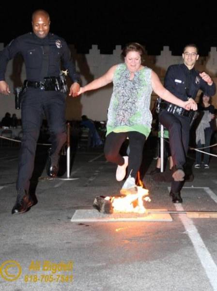 پرش از روی آتش پلیس لس آنجلس در شب چهارشنبه سوری (تصاویر)