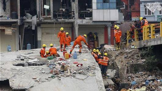 مقام های نپال می گویند که حداقل ۳۳۲۶ نفر در زلزله شدیدی که روز شنبه این کشور را لرزاند کشته و بیش از ۶۵۰۰ هزار نفر زخمی شده اند. هنوز دسترسی به برخی مناطق زلزله زده این کشور دشوار است
