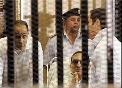 مبارک و پسرانش در پرونده فساد به ۳ سال حبس محکوم شدند