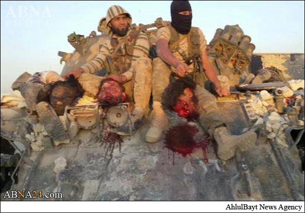 عکس یادگاری عناصر جبهة النصرة با سرهای داعشی‌ها!/تصاویر۱۸+