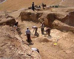 دو کتیبه سنگی تاریخی در یک قبر در شهرستان سلطانیه کشف شد