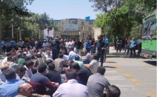 صبح روز ۳۱ خرداد، کارگران ذوب آهن اردبیل که در اعتراض به شرایط حقوقی خود و نگرفتن دستمزد بیش از ۱۶ ماه، در برابر استانداری اردبیل تجمع کرده بودند، مورد حمله ی یگان ویژه ی پلیس قرار گرفتند