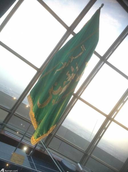 پرچم حرم امام علی(ع) در بلندترین برج ایران (عکس)