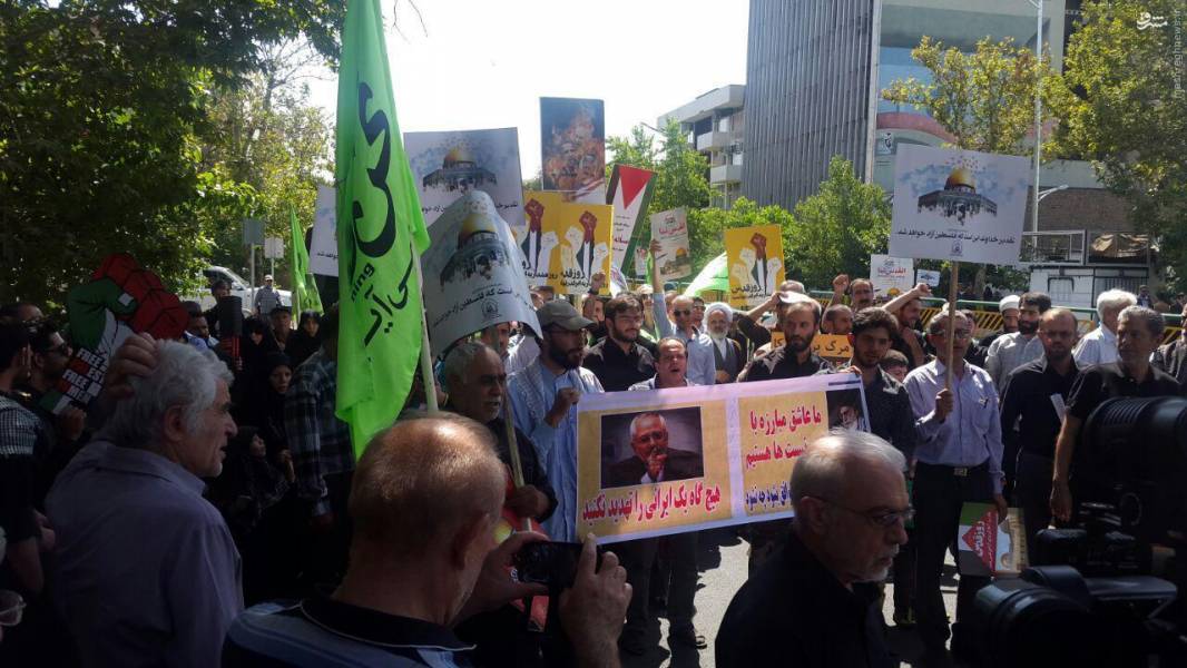عکس:جمله کوبنده ظریف در راهپیمایی