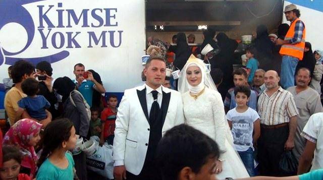 تصویری: عروس و داماد ترک به‌جای برگزاری جشن به ۴۰۰۰ پناهجوی سوری غذا دادند