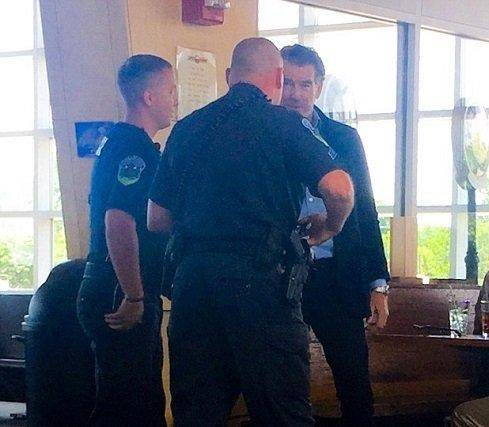 بازیگر مشهور در حین حمل چاقو توسط پلیس دستگیر شد! +عکس
