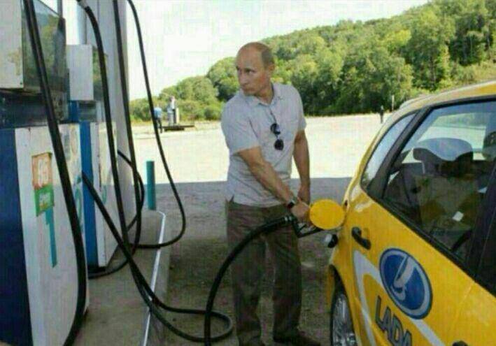 آقای رئیس جمهور در پمپ بنزین! /عکس
