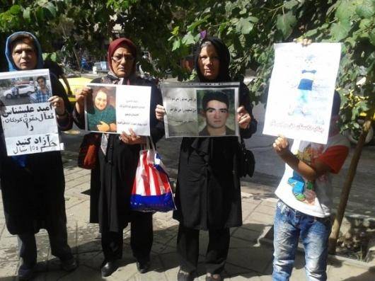حضور اعتراضی خانواده چند تن از زندانیان سیاسی مقابل قوه قضائیه