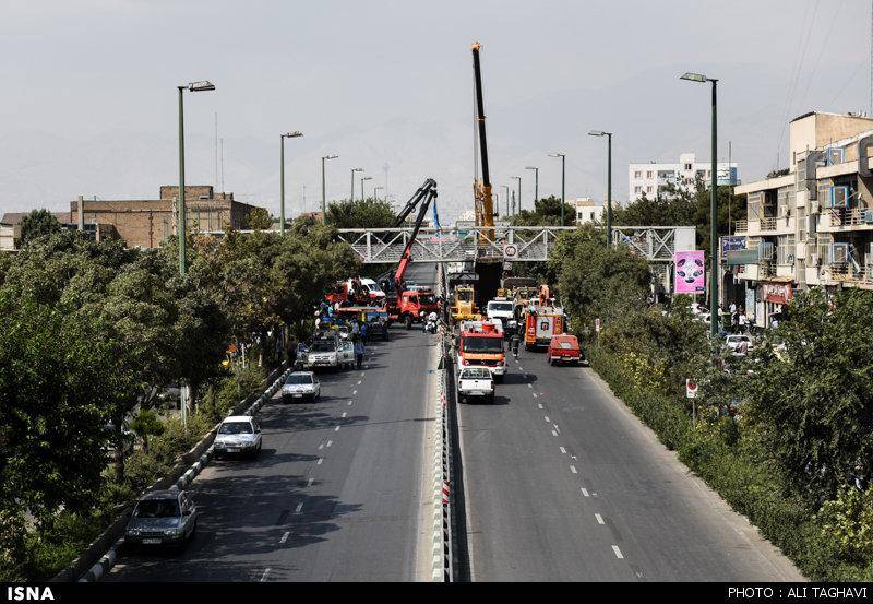 تصاویر:برخورد کامیون با پل عابر پیاده