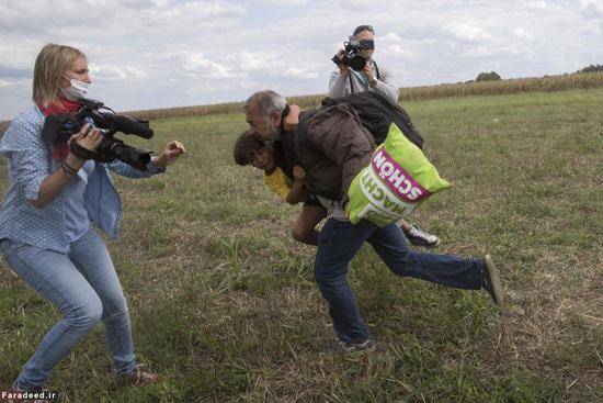 لگد خبرنگار زن به دو پناهجو +عکس