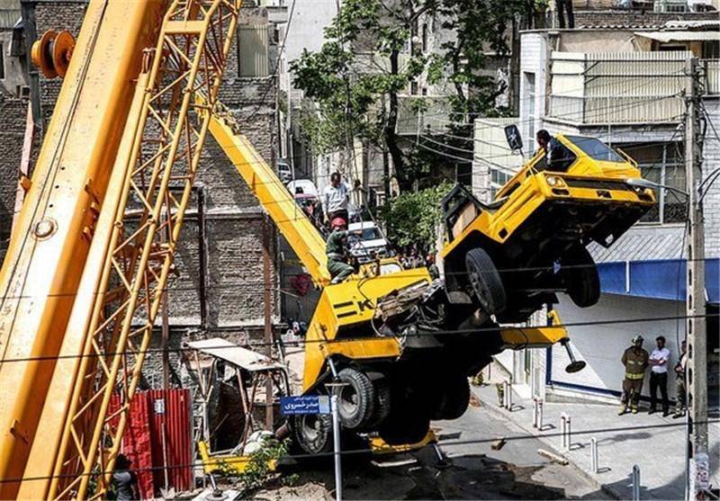 عکس:سقوط جرثقیل ساختمانی در تهران