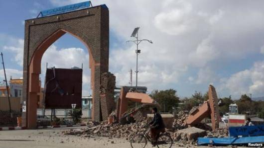 زمین‌لرزه شدیدی به بزرگی ۷٫۵ ریشتر روز دوشنبه چهارم آبان شمال شرق افغانستان را لرزاند که بنا بر گزارش‌ها لرزش‌های آن در پاکستان و شمال هند نیز احساس شده‌ است