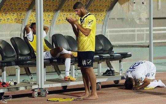 عکس: نماز خواندن دو فوتبالیست در کنار زمین
