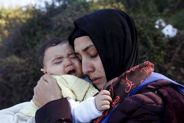 عکس: خستگی زن مهاجر سوری همراه با فرزندش