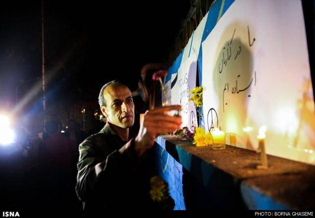 تصاویر ادای احترام جمعی از تهرانی ها به قربانیان حملات تروریستی در فرانسه