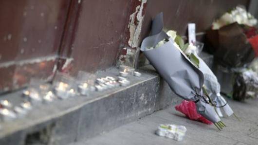فرانسوا مولن، دادستان پاریس، در نشستی خبری اعلام کرد که به نظر می‌رسد "سه گروه هماهنگ" پشت حمله‌های جمعه شب به نقاط مختلف پاریس بوده‌اند. داعش مسئولیت این حملات را برعهده گرفته است
