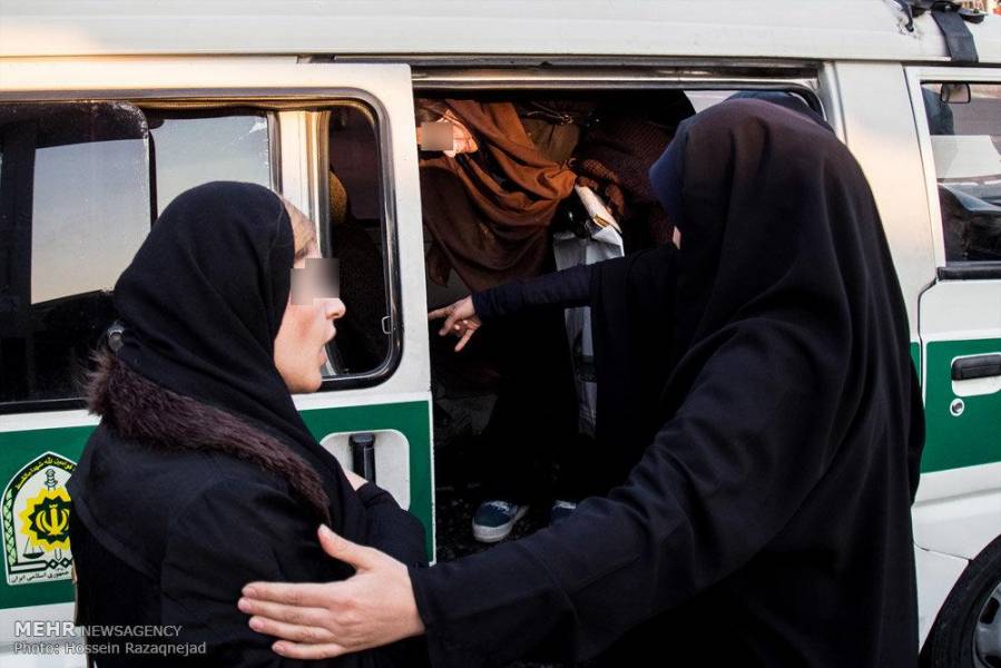  عکس / در پی نگرانی خامنه ای از فاصله گرفتن مردم ایران از سبک زندگی اسلامی ، گشت های ارشاد به خیابانها بازگشتند 
