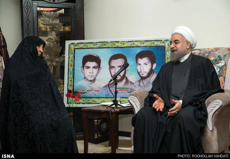 تصاویر: حضور سرزده روحانی در منزل خانواده شهیدان امیری