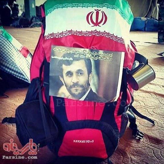 کوله پشتی حامی احمدی نژاد در راهپیمایی اربعین (تصویر)