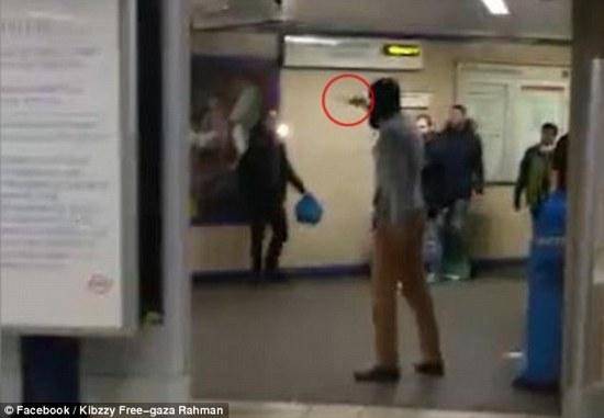 سه مجروح در حمله تروریستی با چاقو در مترو لندن (تصویر + ویدئو)
