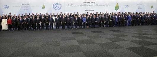 نمایندگان و سران ۱۹۵ کشور جهان پس از دو هفته چانه‌زنی در پاریس بر سر یک توافقنامه الزام‌آور اقلیمی به توافق رسیدند. در متن توافق زمان مشخص و الزامی برای کاهش گازهای گلخانه‌ای درنظر گرفته نشده است