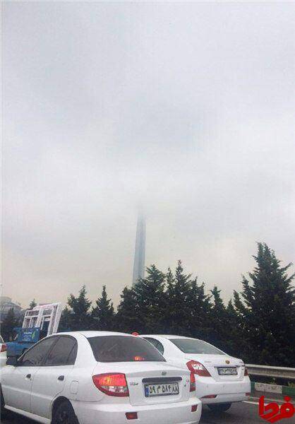 عکس: وارونگی هوا برج میلاد را نصف کرد