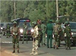 ارتش نیجریه در حال دفن دسته جمعی و سوزاندن اجساد مسلمانان قتل عام شده