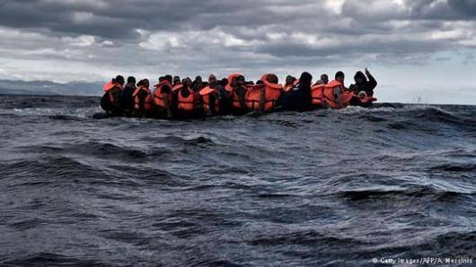 در روز جهانی مهاجران، چندین پناهجو در پی واژگونی یک قایق چوبی فرسوده در دریای اژه، جان باختند. ۱۴ نفر از سرنشینان قایق که سوری، پاکستانی و عراقی بوده‌اند نجات پیدا کرده‌اند