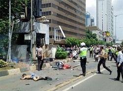 چندین انفجار پایتخت اندونزی را به لرزه درآورد/دستکم۷ نفر کشته شدند