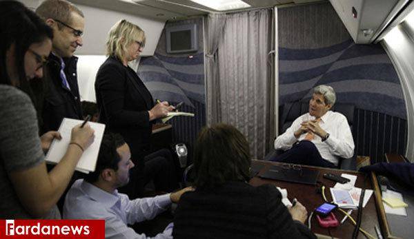 عکس: نشست خبری جان کری در هواپیما