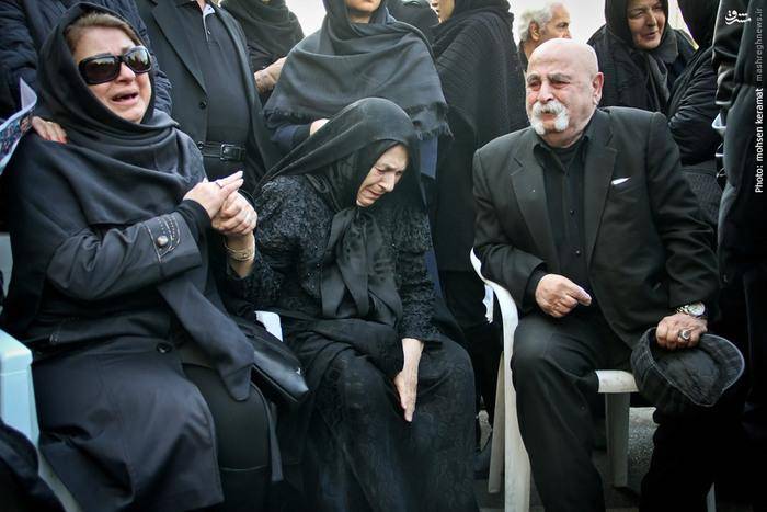 عکس:خانواده مرحوم رضا احدی در مراسم تشییع