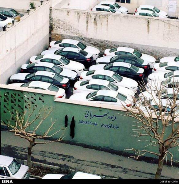 عکس: دیوار مهربانی تأمل‌برانگیز در تهران