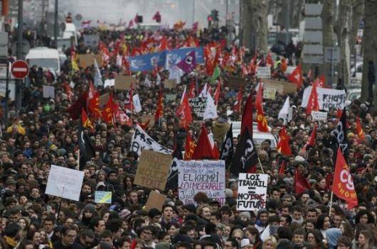 هزاران نفر از کارگران و دانش آموزان شهرهای مختلف فرانسه روز چهارشنبه نهم مارس به خیابان ها آمدند و به طرح دولت برای اصلاح قانون کار اعتراض کردند
